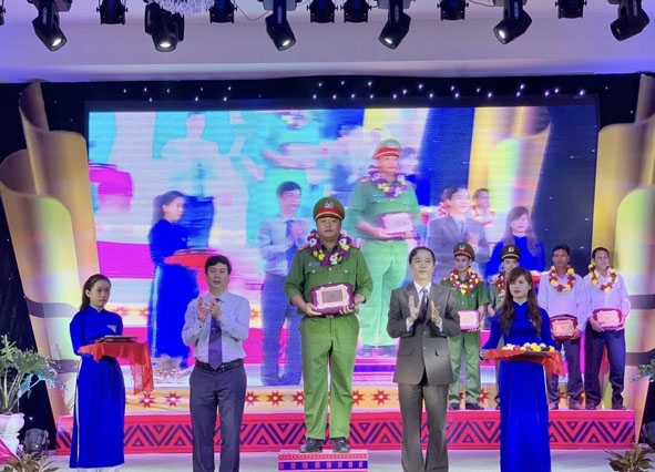 Đại úy Lê Tấn Thành được Huyện ủy Krông Pắc tuyên dương trong việc 