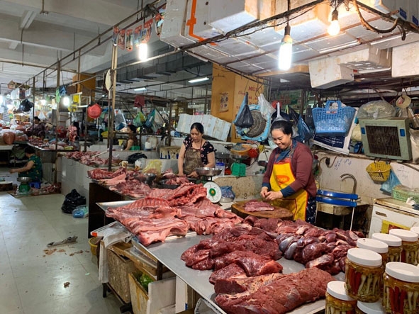 Thực phẩm dồi dào, phục vụ nhu cầu mua sắm của người dân. 