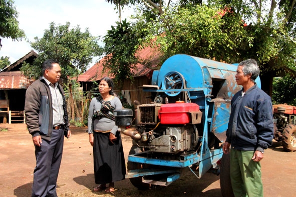 Gia đình ông Y Tung Niê ở buôn Cư Hriết, xã Cư Pơng đầu tư mua sắm máy móc hiện đại phục vụ sản xuất.