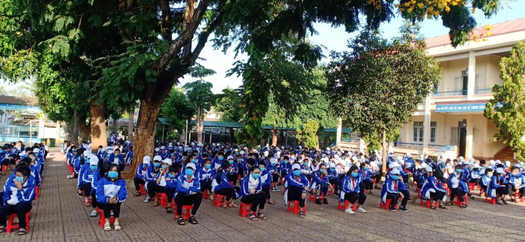  Học sinh  nhiều trường học trong tỉnh đeo khẩu trang đến trường để phòng dịch cúm.
