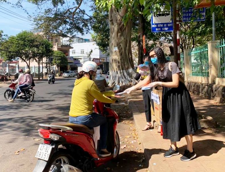 Phát khẩu trang y tế miễn phí tại