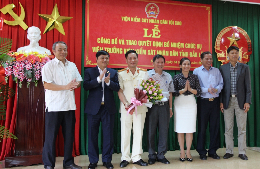 Phó Bí thư Thường trực Tỉnh ủy Phạm Minh Tấn và lãnh đạo các ban Đảng của Tỉnh ủy tặng hoa chúc mừng Viện trưởng Viện KSND tỉnh Lê Quang Tiến.