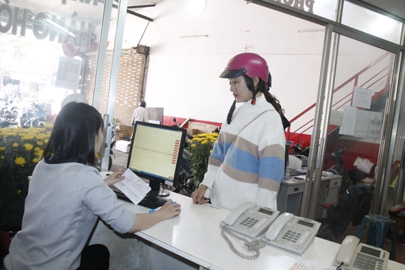 Khách đổi vé tại Công ty Kumho Samco Buslines Buôn Ma Thuột.