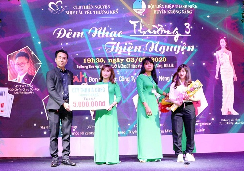 Đại diện Câu lạc bộ Nhịp cầu yêu thương Krông Năng nhận ủng hộ từ đơn vị tài trợ Công ty TNHH TMDV Á Đông