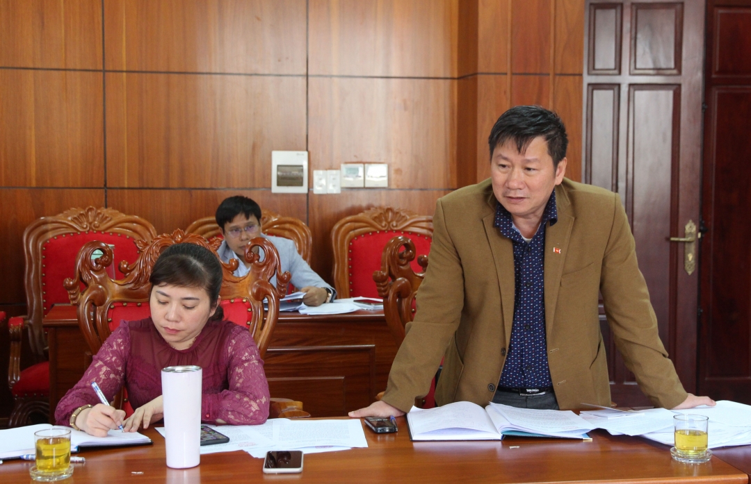 Ủy viên Ban Thường vụ, Trưởng Ban Nội chính Tỉnh ủy Lê Văn Nghĩa đóng góp ý kiến tại cuộc họp.