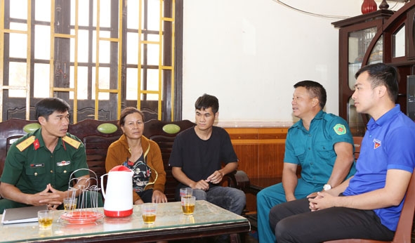 Đại diện Ban Chỉ huy Quân sự huyện và các ban, ngành, đoàn thể thị trấn Buôn Trấp đến nhà thăm hỏi, động viên thanh niên Y Thom Niê (ngồi giữa).