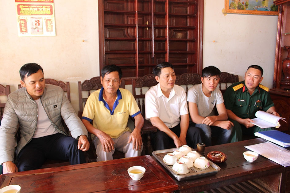 Đại diện Ban Chỉ huy Quân sự huyện Krông Búk và chính quyền địa phương thăm hỏi, động viên thanh niên Nguyễn Hữu Thành (ở thôn Kty 3, xã Cư Kbô) trước ngày lên đường nhập ngũ.