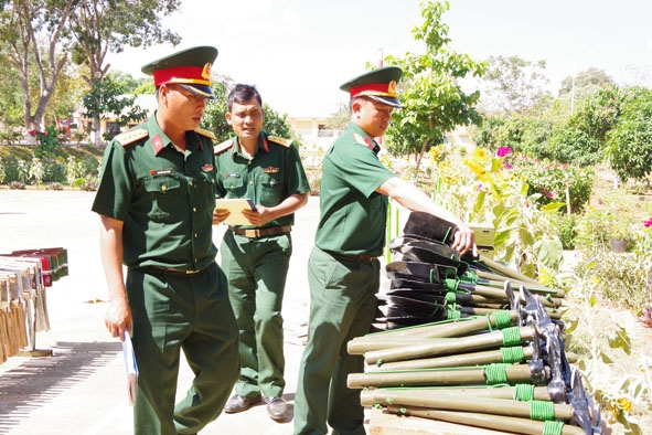 Lãnh đạo Trung đoàn 584 kiểm tra công tác chuẩn bị huấn luyện chiến sĩ mới. 