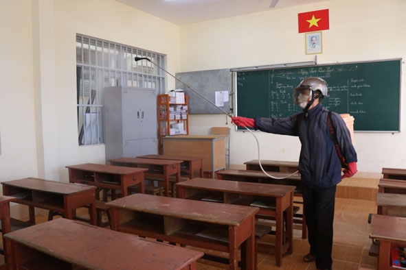 Phun thuốc khử khuẩn, vệ sinh lớp học tại Trường Tiểu học Lê Thị Hồng Gấm (TP. Buôn Ma Thuột).  