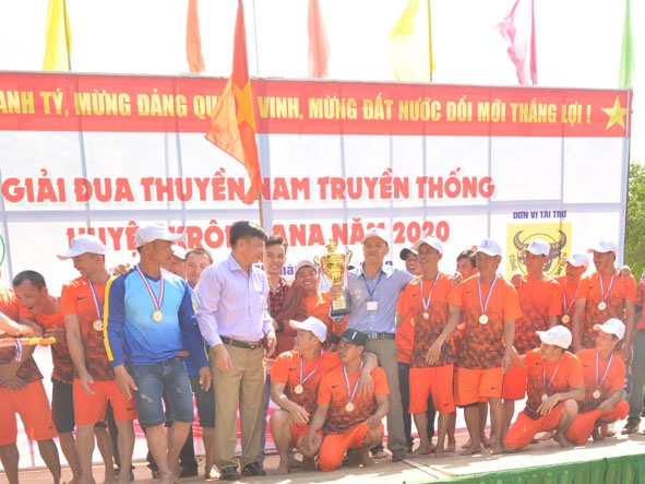  Ban tổ chức trao giải cho đội về Nhất.