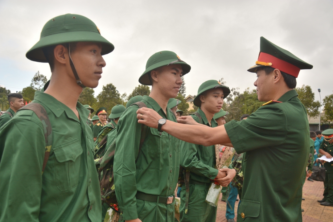 Cán bộ Ban Chỉ huy Quân sự huyện chỉnh đốn quân phục tân binh trước lúc lên đường.