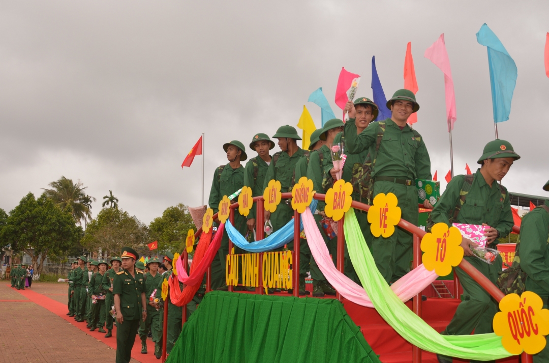 Tân binh lên Cầu vinh quan về đơn vị.