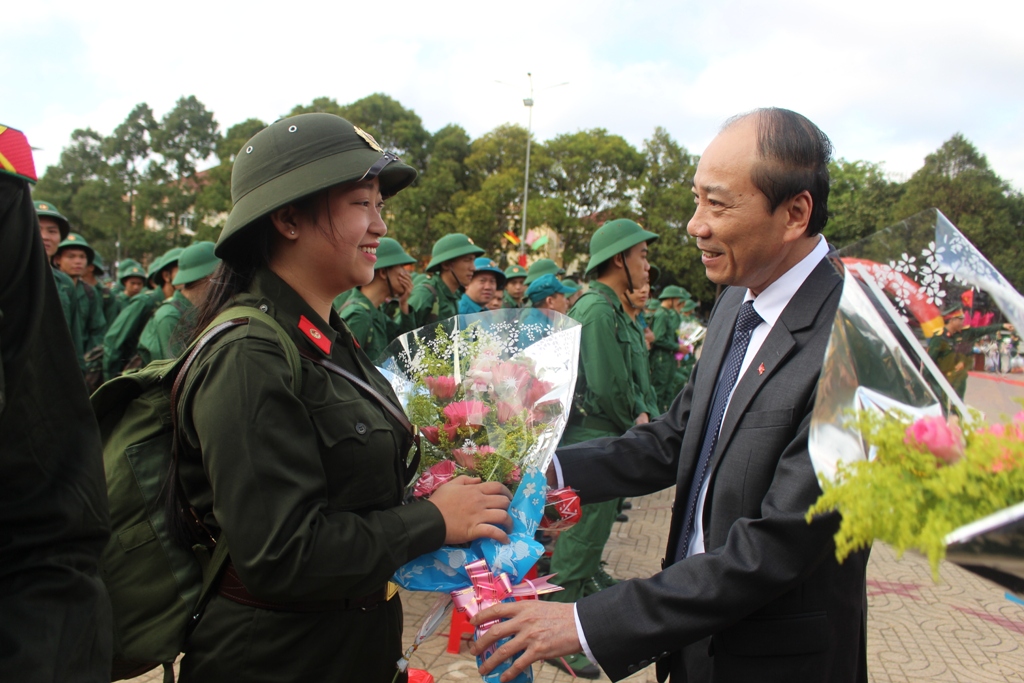 Chủ tịch UBND tỉnh Phạm Ngọc Nghị động viên công dân nữ thực hiện nghĩa vụ tham gia nghĩa 