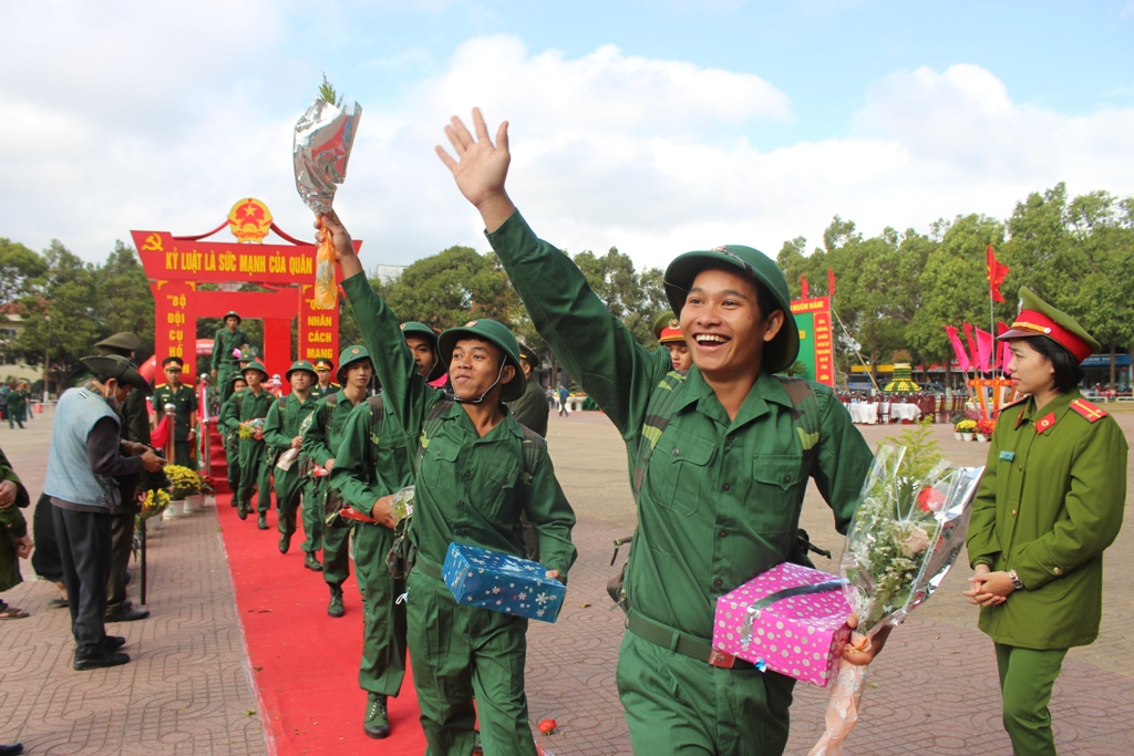 Công dân thành phố hăng hái lên đường nhập ngũ