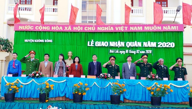 Các đại biểu tiễn tân binh lên đường làm nghĩa vụ với Tổ quốc.