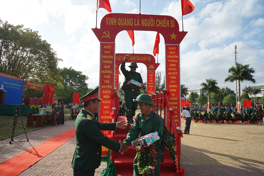 Các chiến sĩ tươi cười bước qua cầu vinh quang lên đường nhập ngũ.