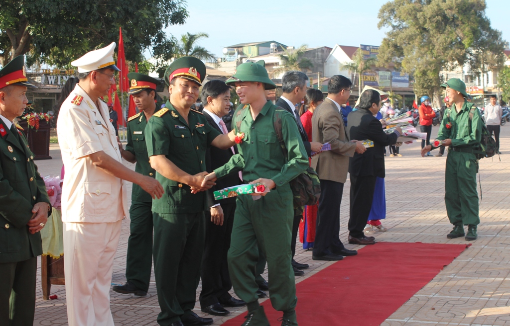 Các đại biểu động viên công dân lên đường thực hiện nghĩa vụ quân sự