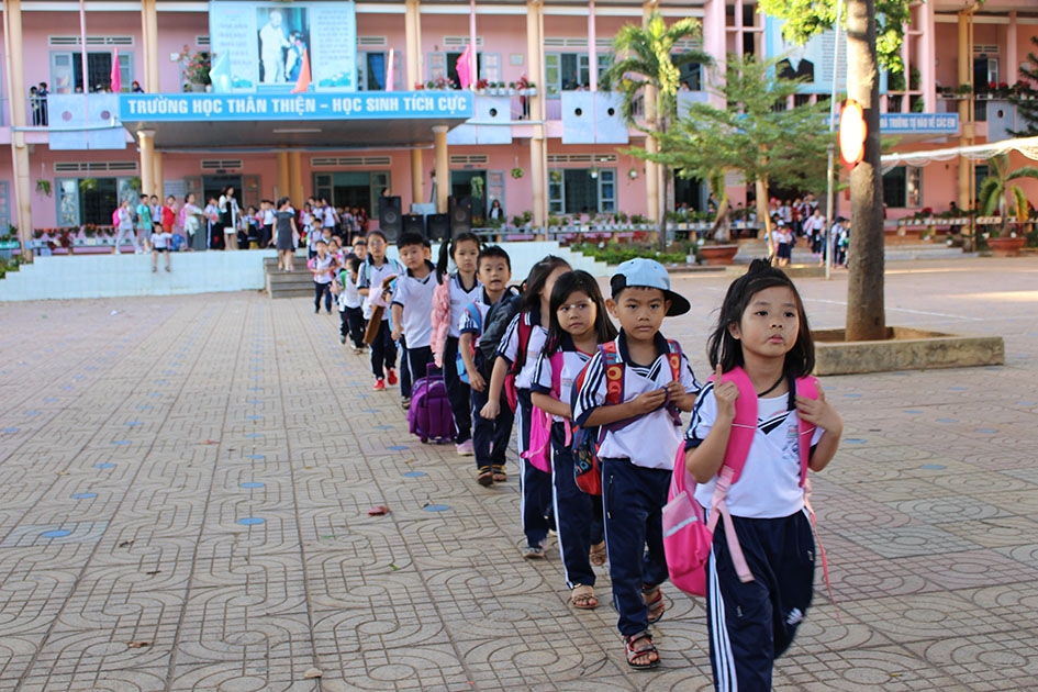 Học sinh Trường Tiểu học Nguyễn Công Trứ xếp hàng từ lớp học ra đến cổng trường để tránh ùn tắc. 