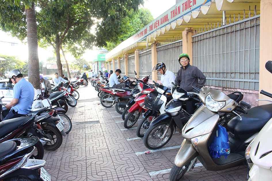 Phụ huynh Trường Tiểu học Nguyễn Công Trứ xếp xe ngay ngắn đợi đón con. 