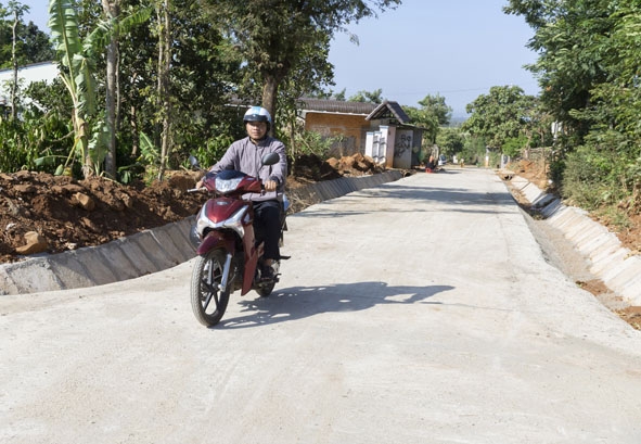 Đường giao thông  nông thôn  tại thôn 6 được vệ sinh  sạch sẽ. 