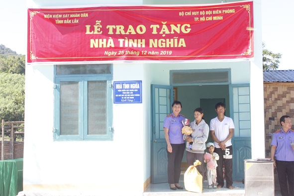 Đại diện Viện Kiểm sát nhân dân tỉnh trao nhà Tình nghĩa tặng gia đình anh Y Huyền Niê.
