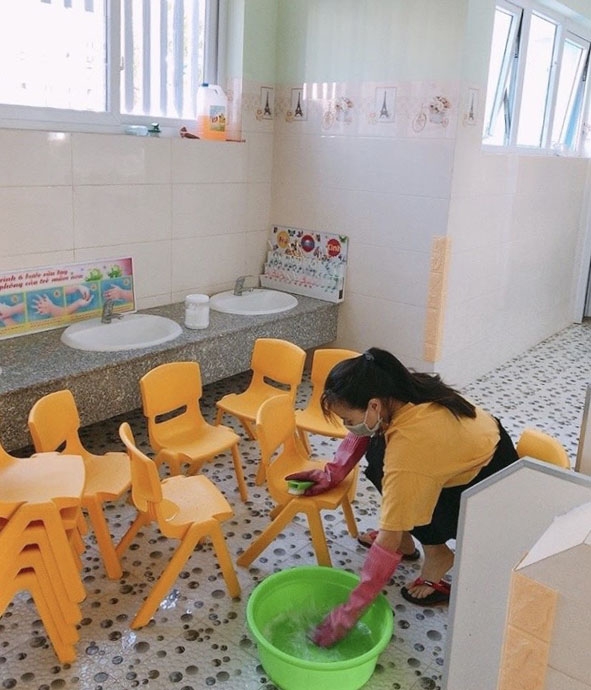 Giáo viên Trường Mầm non Hoa Việt Nguyên vệ sinh bàn ghế. 