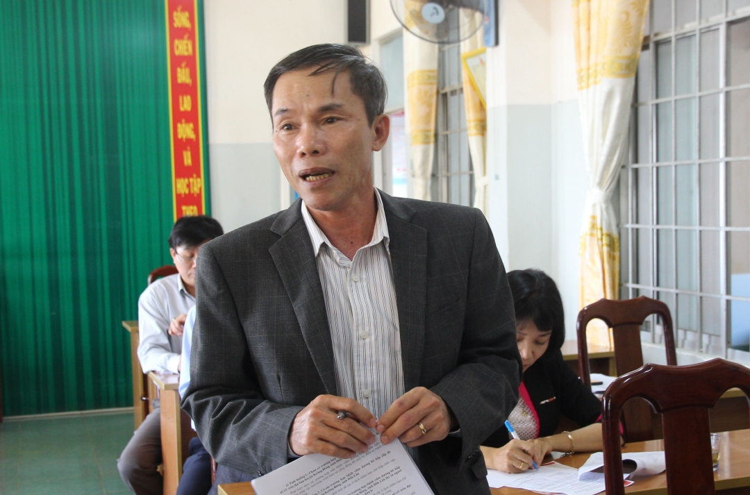 Phó Tổng Biên tập Báo Đắk Lắk Đinh Xuân Toản đóng góp ý kiến tại buổi kiểm tra.