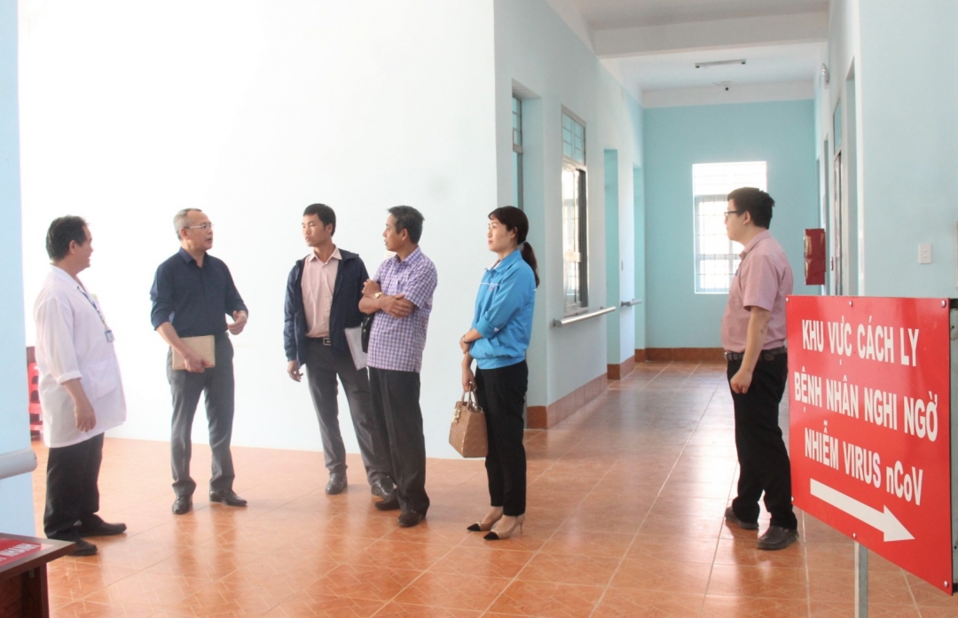 Đoàn kiểm tra giám sát khu vực cách ly của Trung tâm Y tế huyện Cư m'gar. 