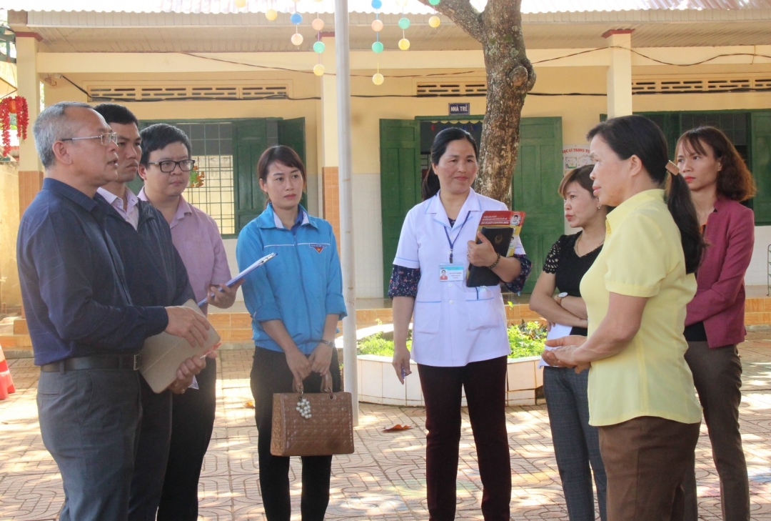 Giám đóc Sở Y tế Nay Phi La (ngoài cùng bên trái) trao đổi với lãnh đao Trường Mầm non Hoa Mai (xã Ea Kiết, huyện Cư M'gar) về công tác phòn chống dịch Covid-19.