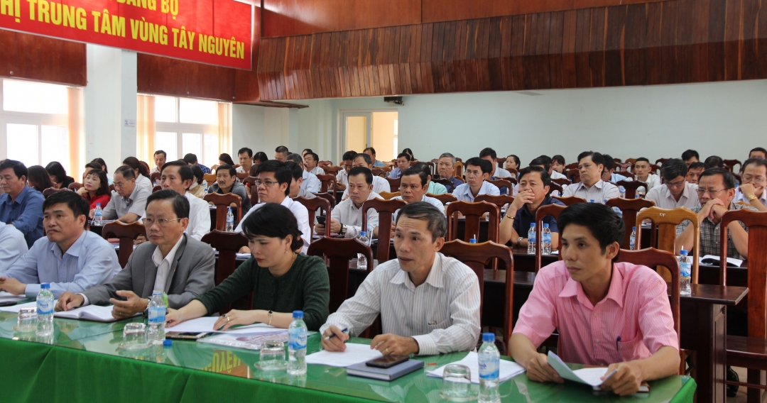 Các đại biểu tham dự buổi kiểm tra tại UBND TP. Buôn Ma Thuột.