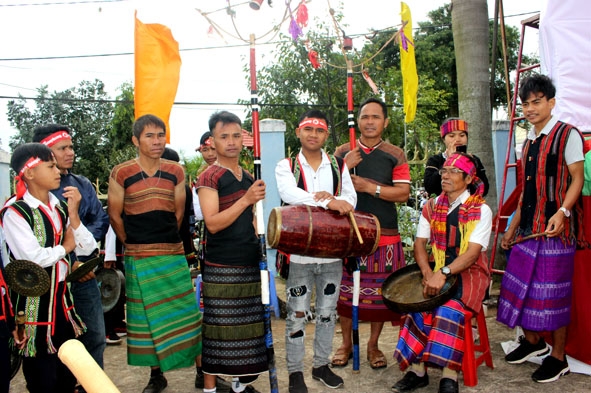 Đội cồng chiêng do già làng Pá Vinh lập nên và truyền dạy. 