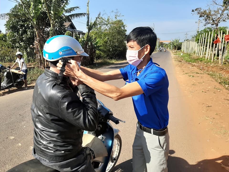 Đoàn viên thanh niên xã Băng A Đrênh hướng dẫn người dân cách sử dụng khẩu trang y tế đúng cách.  							        Ảnh: Đoàn xã cung cấp