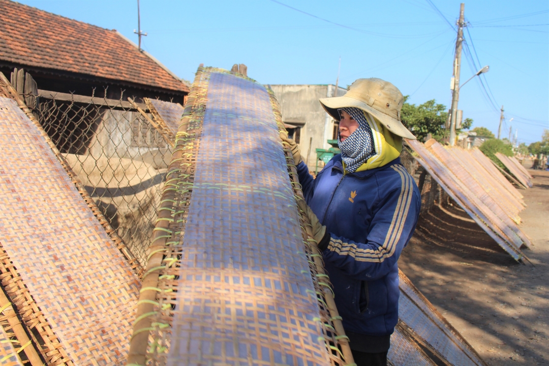 Bánh làm ra bắt buộc phải được phơi nắng tầm 30 phút đến 1 giờ, có ánh nắng, bánh sẽ nhanh ráo, khô và thơm