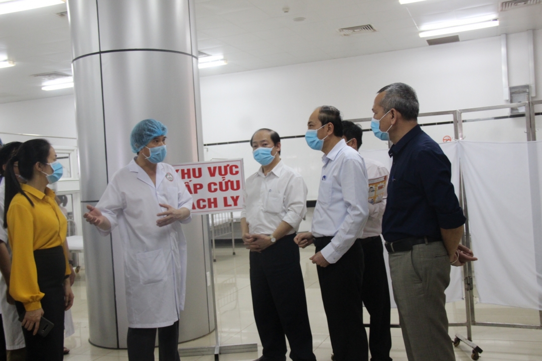 Đoàn công tác kiểm tra khu vực cách ly 