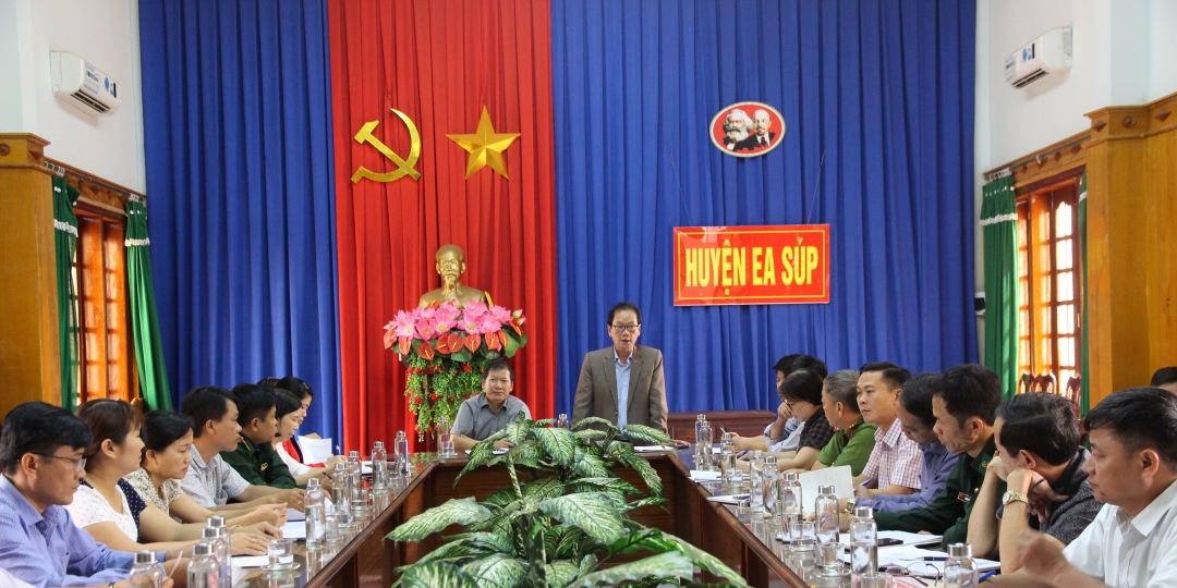 Phó Giám đốc Sở Y tế Nguyễn Văn Hùng phát biểu tại buổi kiểm tra ở UBND huyện Ea Súp.
