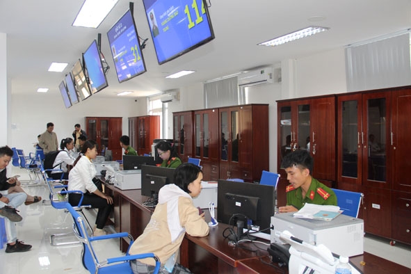 Người dân làm chứng minh nhân dân tại Trung tâm Phục vụ hành chính công tỉnh.  