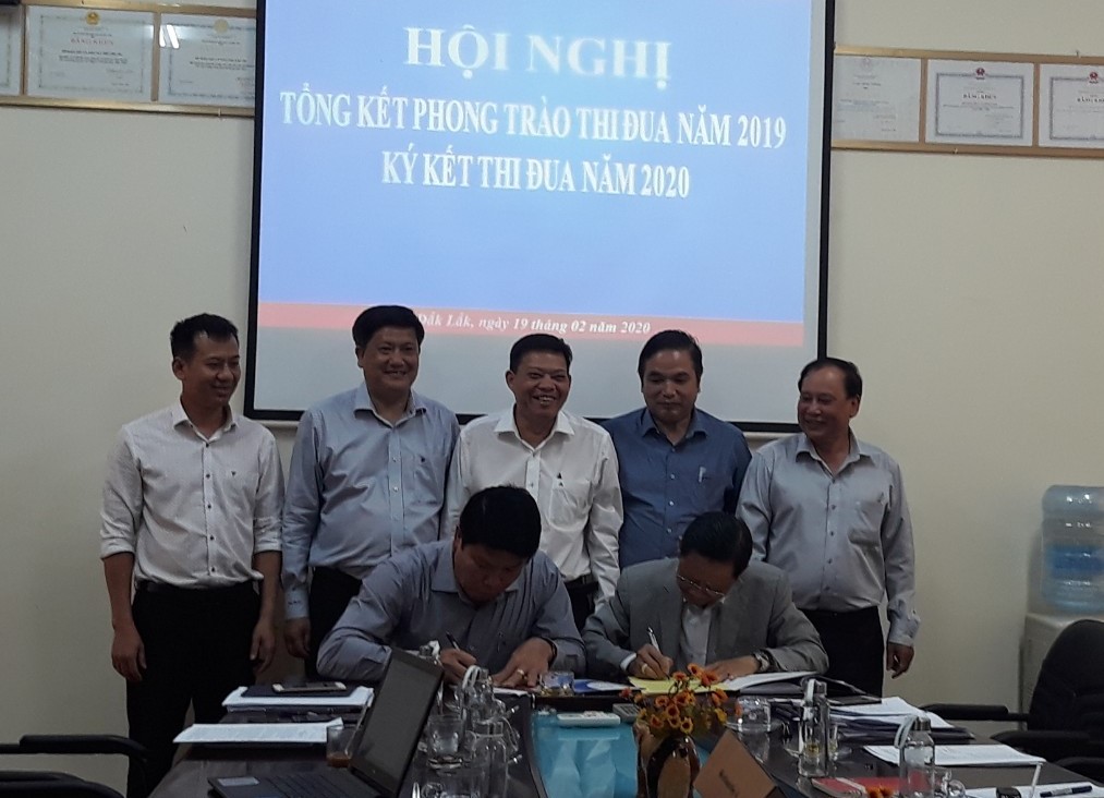 Đại diện các đơn vị ký kết giao ước thi đua năm 2020. Ảnh: L.Anh