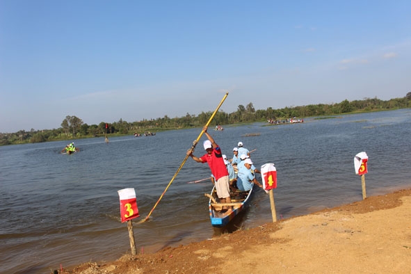 Người dân tham gia Lễ hội đua thuyền tại xã Ea Hu, huyện Cư Kuin. 