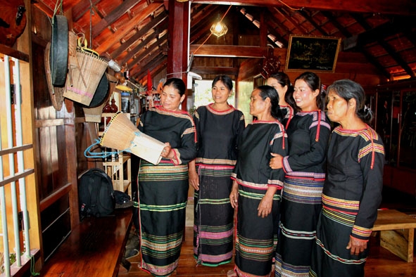 Căn nhà dài truyền thống của gia đình bà Amí Toàn (bìa trái) trưng bày nhiều vật dụng của người Êđê phục vụ nhu cầu tham quan, tìm hiểu của du khách. 