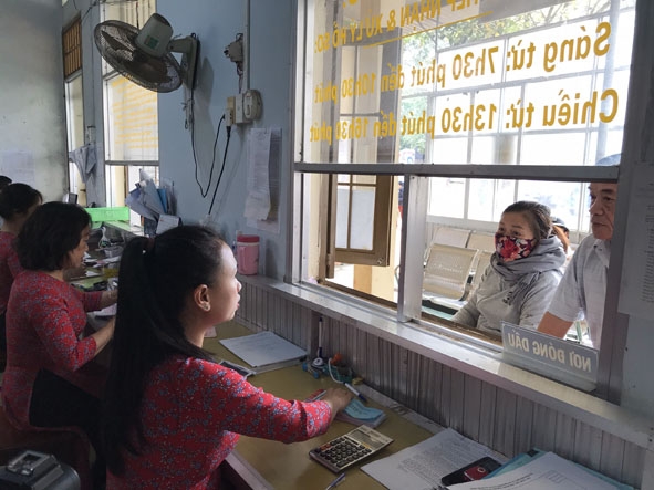 Nữ cán bộ, công chức xã Hòa Thắng (TP. Buôn Ma Thuột) duy trì việc mặc áo dài đi làm thường xuyên. 