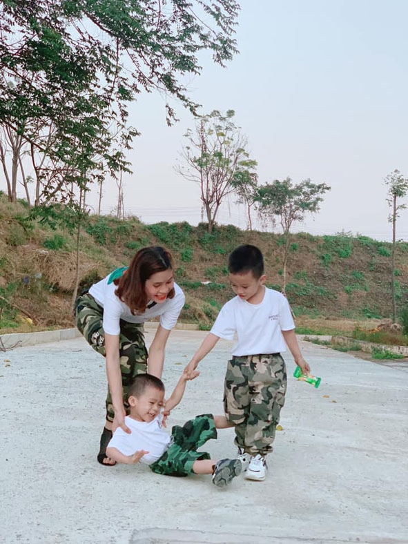 Chị  Nguyễn Thị Hoa cùng các con trong một lần vào đơn vị thăm chồng.