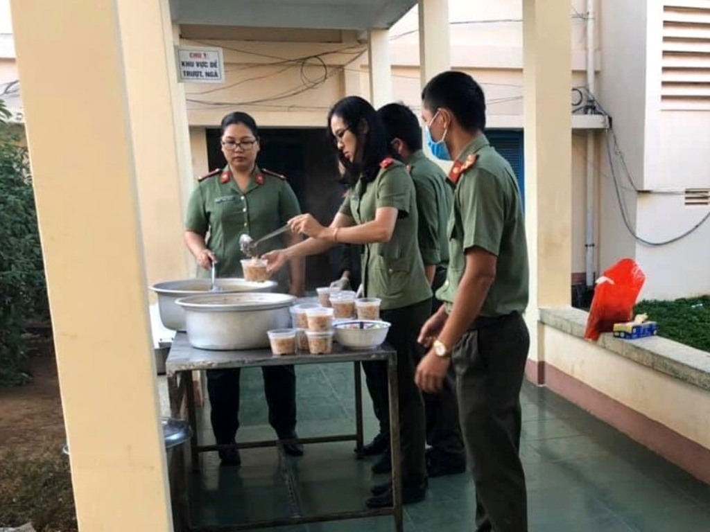 Cán bộ, chiến sĩ Công an huyện Ea Súp chuẩn bị các suất cháo tặng bệnh nhân nghèo