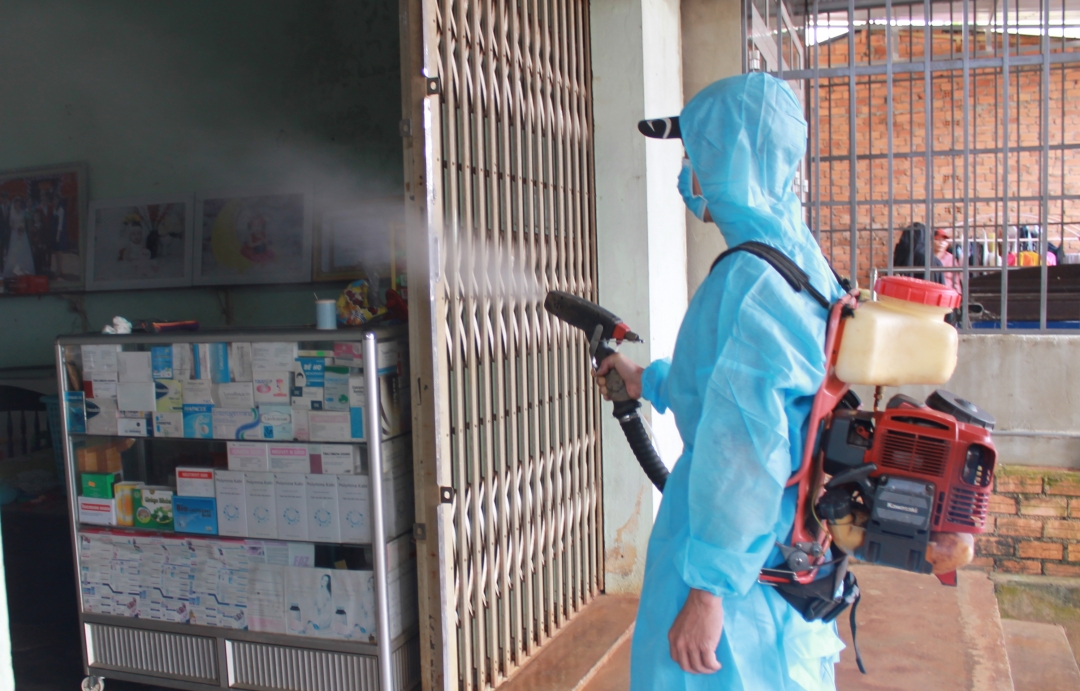 Cán bộ y tế phun hóa chất khử khuẩn tại hộ gia đình phòng chống cúm A/H1N1 (Ảnh minh họa).