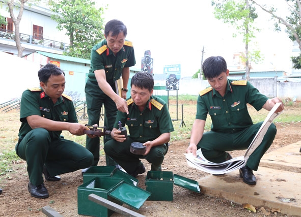 Cán bộ, chỉ huy Ban CHQS huyện Ea Kar kiểm tra mô hình, học cụ các đơn vị chuẩn bị theo hướng dẫn của cấp trên.