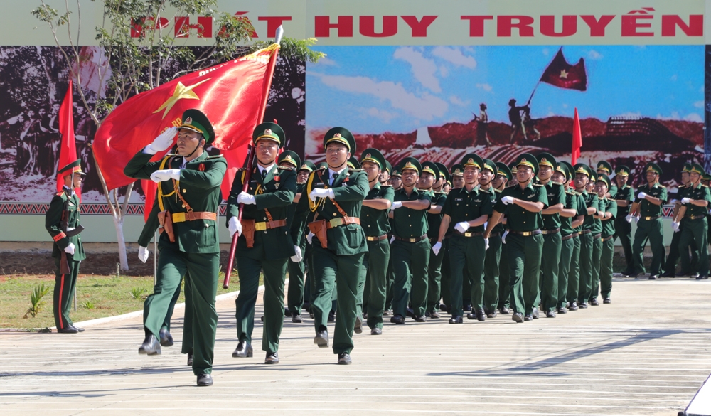 Cán bộ, chiến sĩ Bộ đội biên phòng tỉnh tham gia duyệt đội ngũ