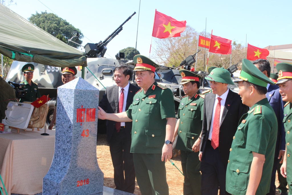 Các đại biểu tham quan mô hình học cụ của các cơ quan, đơn vị