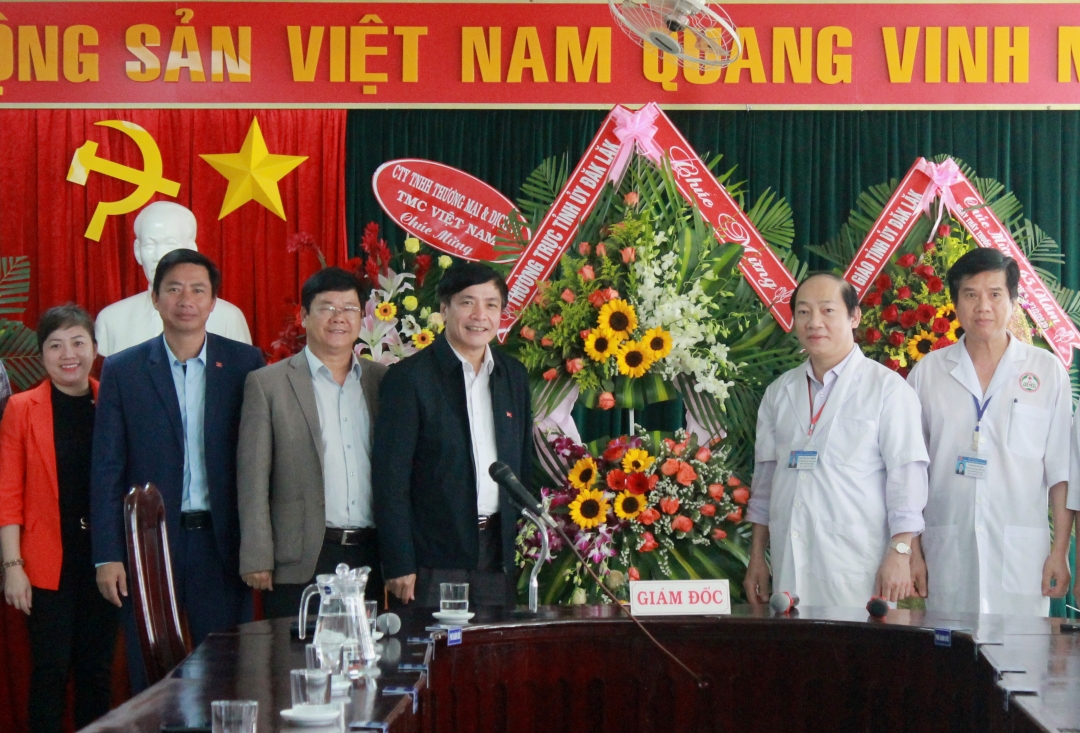 tặng hoa chúc mừng tập thể cán bộ, y bác sĩ và nhân viên Bệnh viện Đa khoa vùng Tây Nguyên.