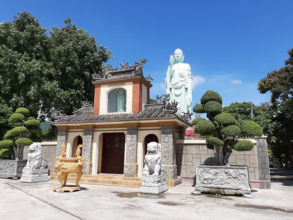 Tam quan chùa Long Khánh.