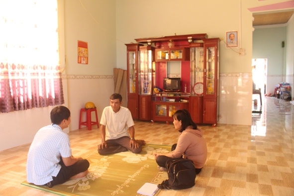 Ông Y Phu Ayun (giữa) ở buôn Tul B (xã Ea Wer, huyện Buôn Đôn) trong ngôi nhà Tình nghĩa mới được hoàn thành cuối năm 2019.