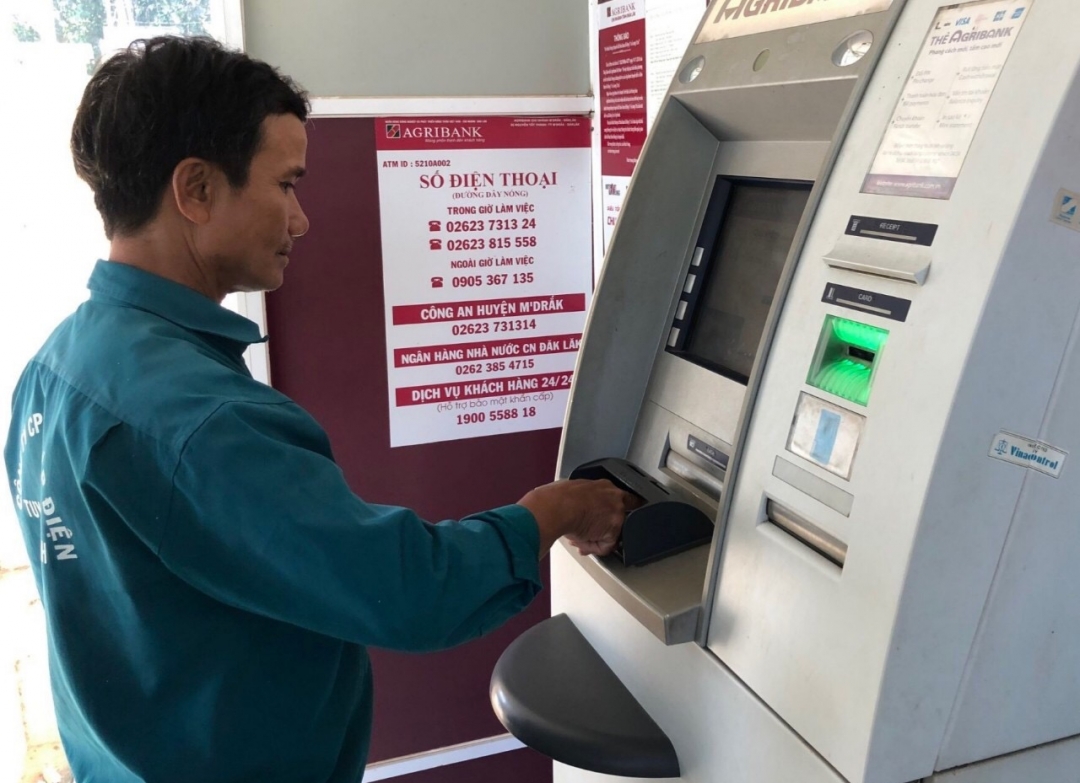 Khách hàng giao dịch tại cây ATM của Agribank huyện M'Đrắk (đơn vị trực thuộc Agribank Đắk Lắk)